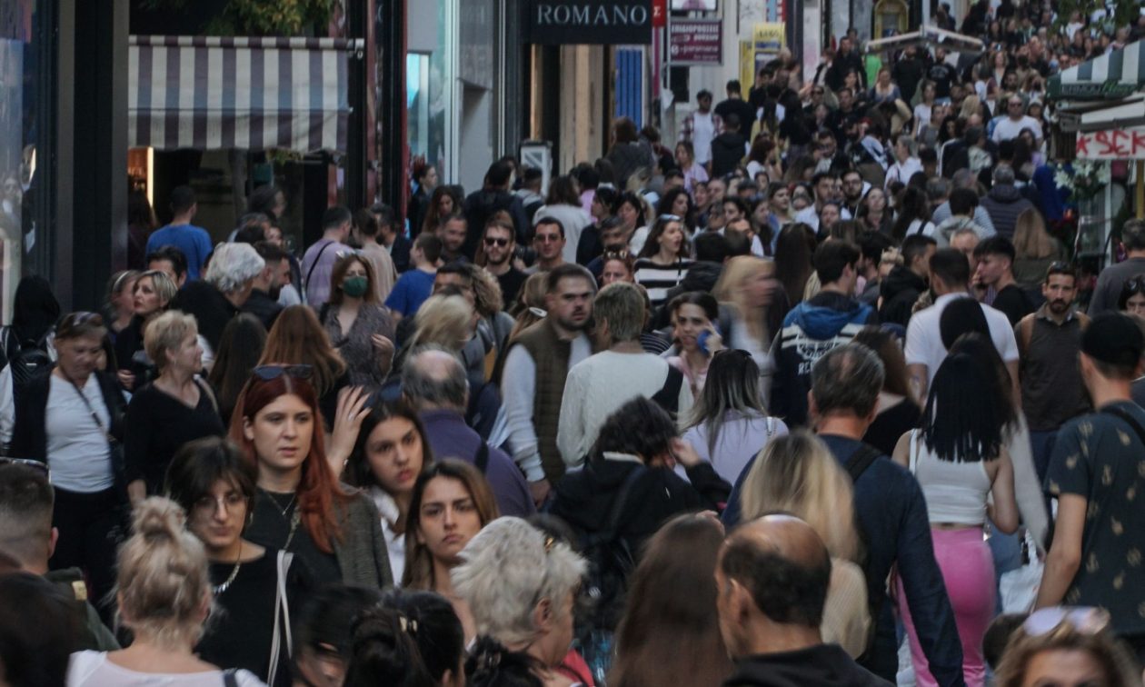 Έκτακτος φόρος στα διυλιστήρια για χρηματοδότηση χριστουγεννιάτικων επιδομάτων στους πολίτες