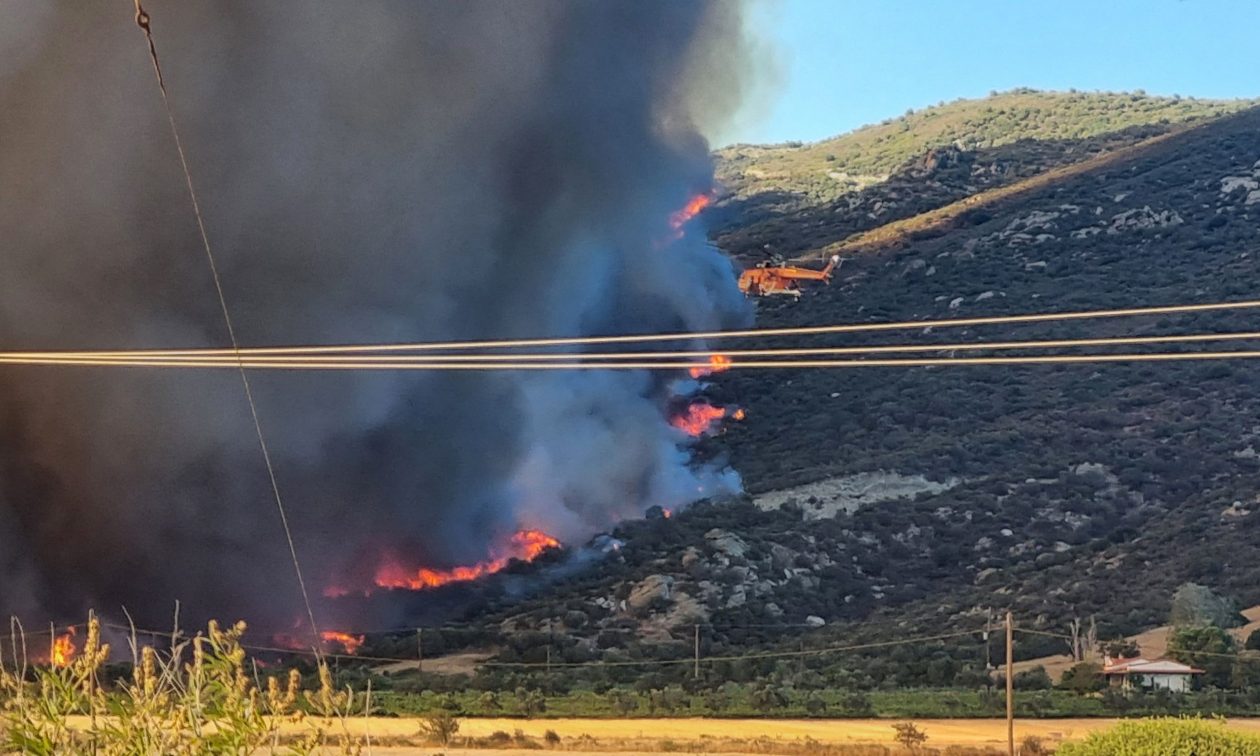 Δύο ταυτόχρονες πυρκαγιές ταράσσουν τον Βόλο