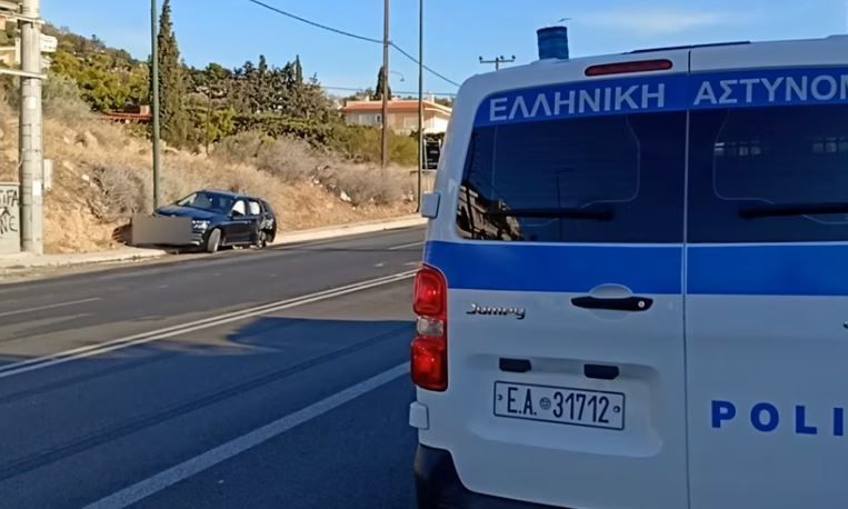 Σοβαρό τροχαίο ατύχημα στη Γλυφάδα με τραυματία δικυκλιστή