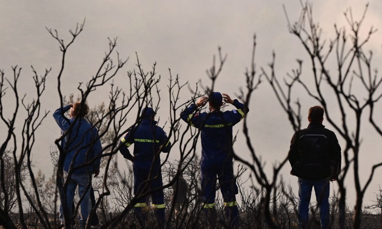 Συνεχίζεται η μάχη κατά της πυρκαγιάς στο Ξυλόκαστρο Κορινθίας με ενισχυμένες δυνάμεις