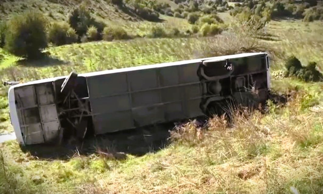 Συγκλονιστικές στιγμές από την ανατροπή λεωφορείου στα Καλάβρυτα με επιβάτες μαθητές και εκπαιδευτικούς