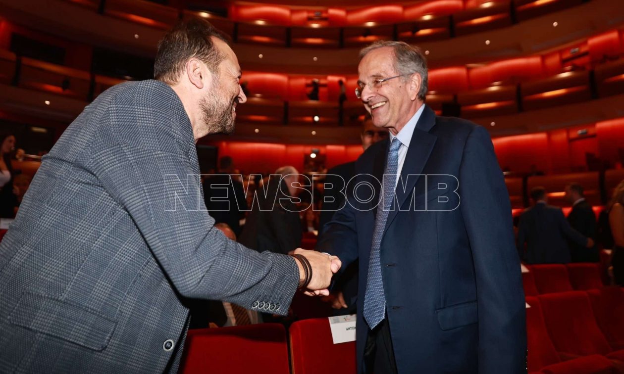 Η απρόβλεπτη χειραψία Σαμαρά και Παππά που προκάλεσε θύελλα αντιδράσεων